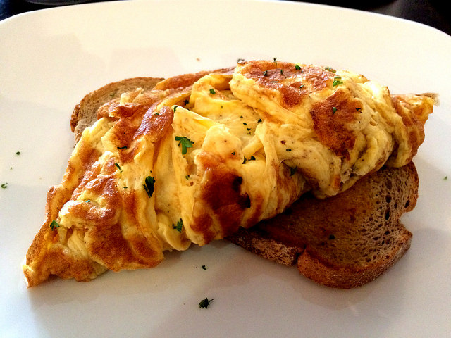 Omelete com linguiça calabresa e albumina