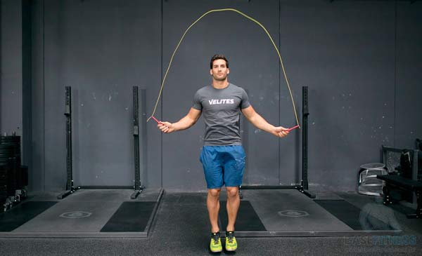 Homem pulando corda na aula de crossfit