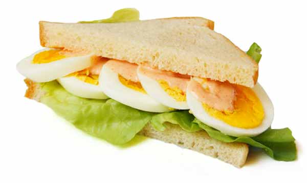 Sanduíche proteico com ovos cozidos