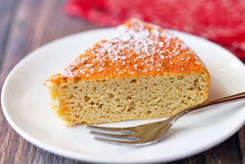 Bolo de diet com coco ralado no topo