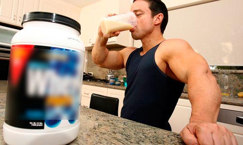 Homem tomando shake de whey protein depois do treino de musculação