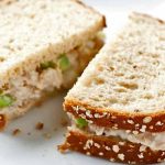 Sanduíche de Atum com Ovos; Lanche Rápido e Fácil! sanduíche de atum com ovos em um prato branco