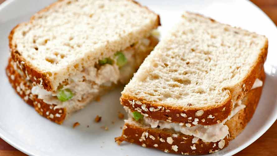 sanduíche-de-atum-com-ovos sanduíche de atum com ovos em um prato branco