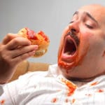 Compulsão Alimentar Periódica: Tudo Sobre a Doença! Homem comendo hambúrguer e sujo de ketchup