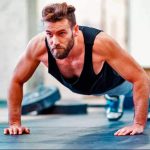 Treino Para Fazer em Casa: Confira os Exercícios e Dicas! Homem fazendo flexão em casa