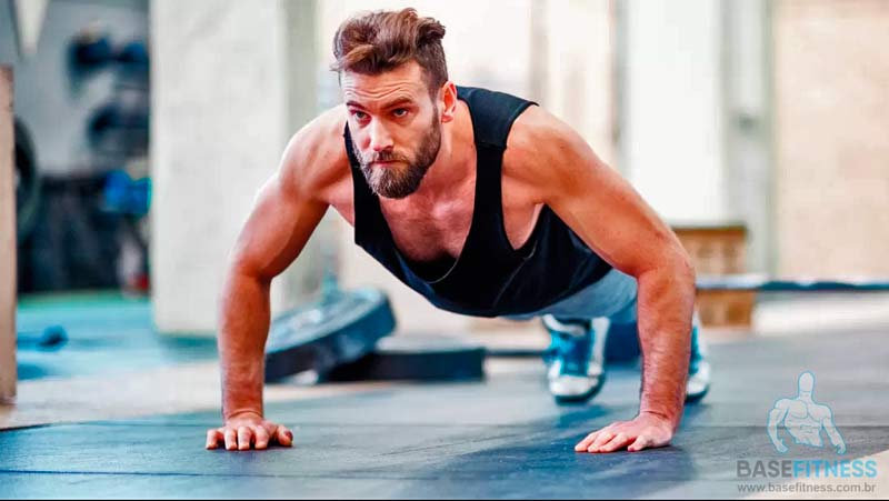 Treino Para Fazer em Casa: Confira os Exercícios e Dicas! Homem fazendo flexão em casa