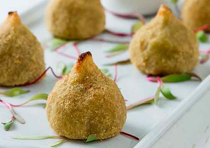 Imagem com salgado proteico de batata doce com frango desfiado.