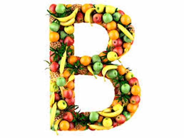 Foto de um B, que, representa o Complexo B, repleto de frutas.