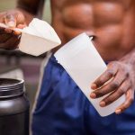 12 Receitas de Pré-treino Caseiro e Natural (+Dicas) Homem tomando pré-treino caseiro