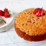 10 Receitas de Bolo de Tapioca Fit – Saborosos e Saudáveis! Bolo de tapioca fit com morango na decoração