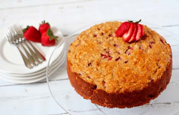 10 Receitas de Bolo de Tapioca Fit – Saborosos e Saudáveis! Bolo de tapioca fit com morango na decoração