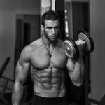 Treino ABCD: 4 Melhores Fichas Para Hipertrofia Máxima! Homem definido realizando rosca alternada