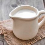 Caseína Faz Mal? Especialistas Comentam a Polêmica! Jarra branca com leite integral