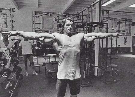 Arnold fazendo poses