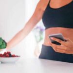 Guia e Cardápio da Dieta Para Hipertrofia Feminina Atleta utilizando aplicativo para contar os macronutrientes da refeição
