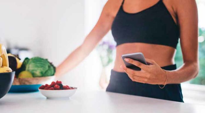 Guia e Cardápio da Dieta Para Hipertrofia Feminina Atleta utilizando aplicativo para contar os macronutrientes da refeição