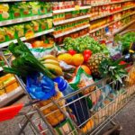 Lista de Compras Fitness: Veja Quais Alimentos COMPRAR! Carrinho de supermercado com compras de caráter fitness