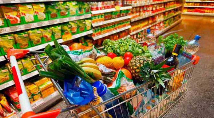 Lista de Compras Fitness: Veja Quais Alimentos COMPRAR! Carrinho de supermercado com compras de caráter fitness