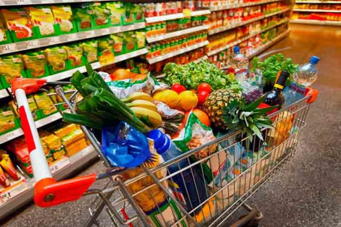carrinho-de-compras-saudáveis Carrinho de supermercado com compras de caráter fitness