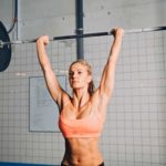 Treino de Ombros Feminino: 2 Treinos Para As Mulheres Desenvolvimento Com Barra Mulher executando