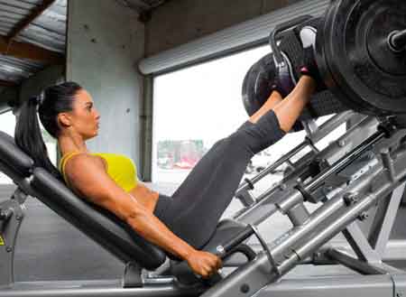 Mulher executando o leg press