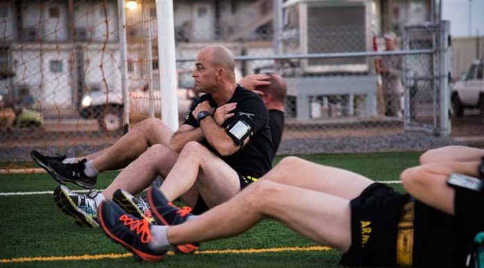 Treino Físico para Jogador de Futebol: Ganhe Velocidade! Jogadores de futebol fazendo abdominais no campo