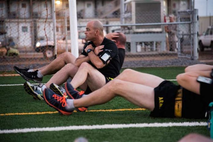 abdominal-no-campo-de-futebol Jogadores de futebol fazendo abdominais no campo