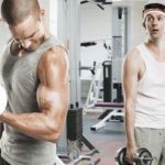 Resultados na Academia Demoram Quanto Tempo? Homem fraco olhando homem forte malhar