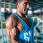 Treino Full Body: Iniciante ao Avançado + Versão Feminina Fisiculturista realizando rosca alternada