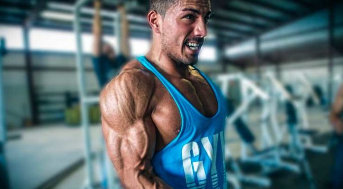 Treino Full Body: Iniciante ao Avançado + Versão Feminina Fisiculturista realizando rosca alternada