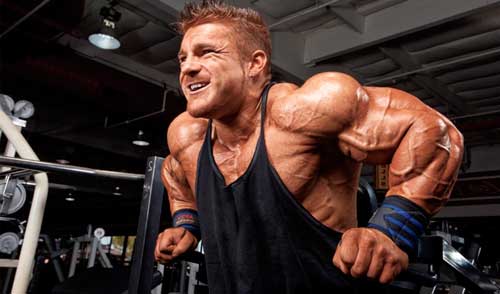 Flex Lewis treinando os tríceps