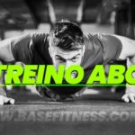Treino ABC Para Hipertrofia: Rotina Otimizada Ganhos Rápidos! Homem fazendo flexão com texto na frente escrito Treino ABC
