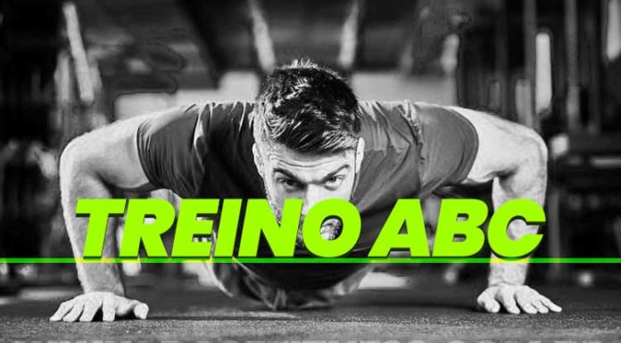 Treino ABC Para Hipertrofia: Rotina Otimizada Ganhos Rápidos! Homem fazendo flexão com texto na frente escrito Treino ABC