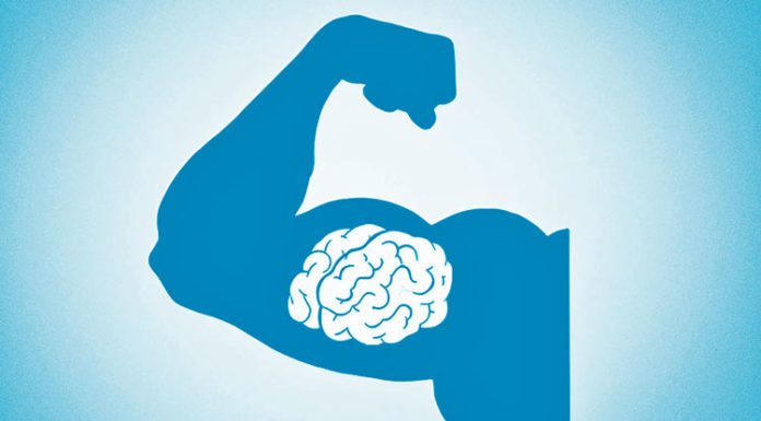 Como Funciona a Memória Muscular na Recuperação dos Músculos? Bíceps contraído com cérebro nele, simbolizando a memória muscular