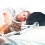 Por que O Sono Anabólico É Vital A Hipertrofia? Homem dormindo em quanto malha, simbolizando o sono anabólico