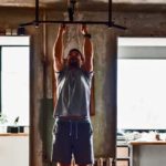 Musculação em Casa: Rotina Para Homens e Mulheres Homem fazendo barra em casa