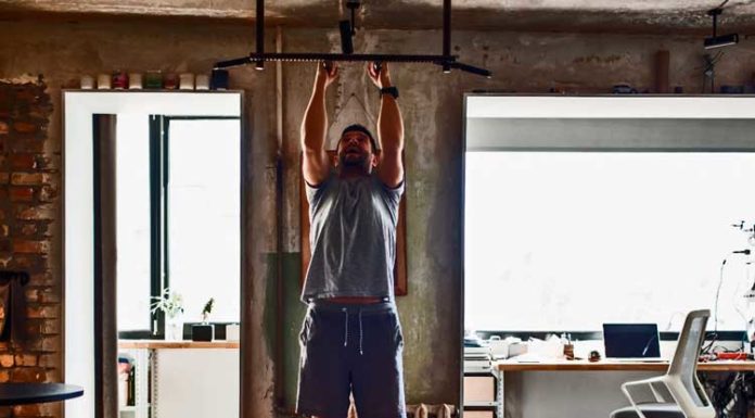 Musculação em Casa: Rotina Para Homens e Mulheres Homem fazendo barra em casa