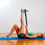 6 Simples Alongamentos Para Posteriores da Coxa: Tente em Casa! Alongamento Torre com Super Band