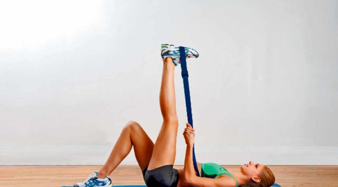 6 Simples Alongamentos Para Posteriores da Coxa: Tente em Casa! Alongamento Torre com Super Band