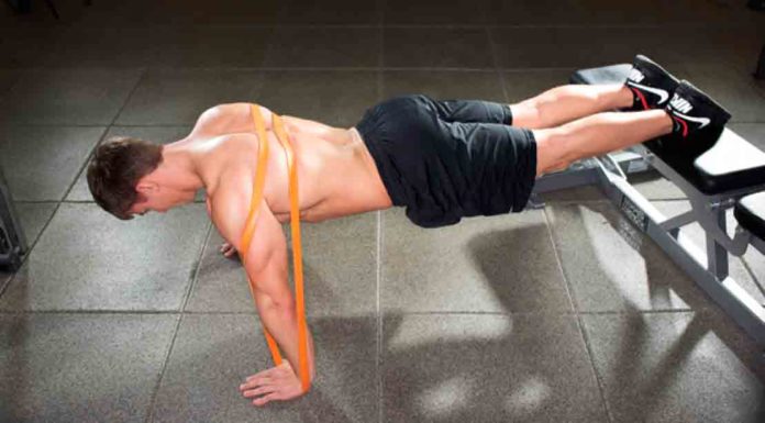 4 Exercícios de Peito Com Elásticos/Super Bands (+Ficha) Flexão declinada com elásticos