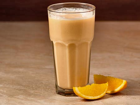 Vitamina de Maça, couve, laranja, iogurte e mel