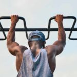 Como Fazer a Barra Fixa para ter Costas Largas Barra fixa com pegada pronada