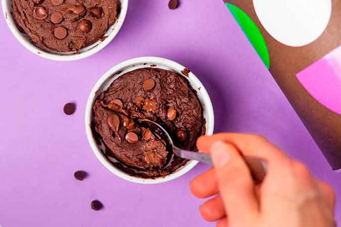 Bolo de caneca proteico de chocolate