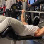 Supino declinado com barra: guia de execução e dicas supino declinado com barra