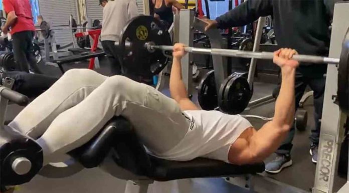 Supino declinado com barra: guia de execução e dicas supino declinado com barra