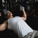 Supino inclinado com halteres: como fazer, músculos utilizados e dicas Supino inclinado com halter