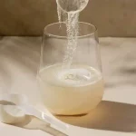 Tomar creatina com água morna: faz diferença na absorção? Creatina em água morna