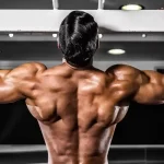 Treino de Costas e Bíceps: Foco em Hipertrofia (Ficha Completa) Pessoa realizando barra fixa, fortalecendo dorsais, bíceps e a musculatura das costas superiores