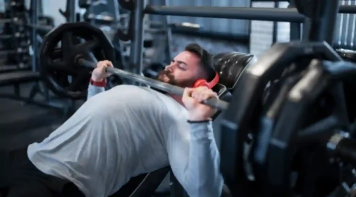 Treino de Peito e Tríceps: Focado em Hipertrofia (Ficha Completa) Homem fazendo supino no treino de peito e triceps