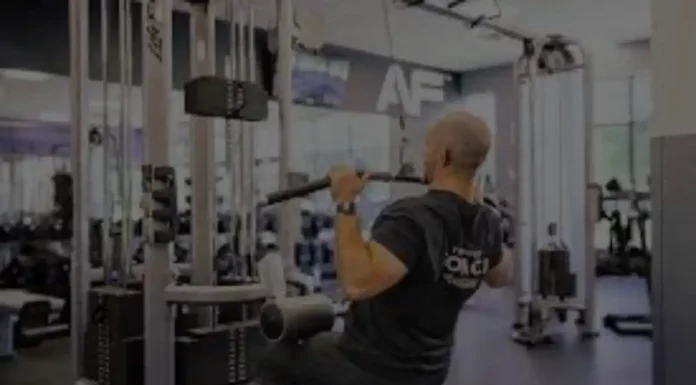 Treino de Costas e Tríceps (Ficha Completa): Resultados Garantidos Pessoa execução pulley frente